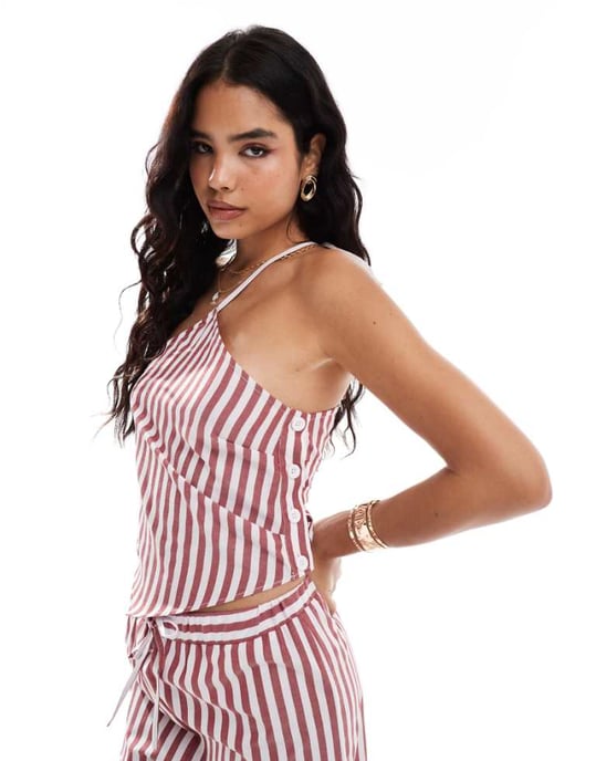 ASOS DESIGN asymmetrisk halterneck topp med näsduk i vinröd rand - Image 1