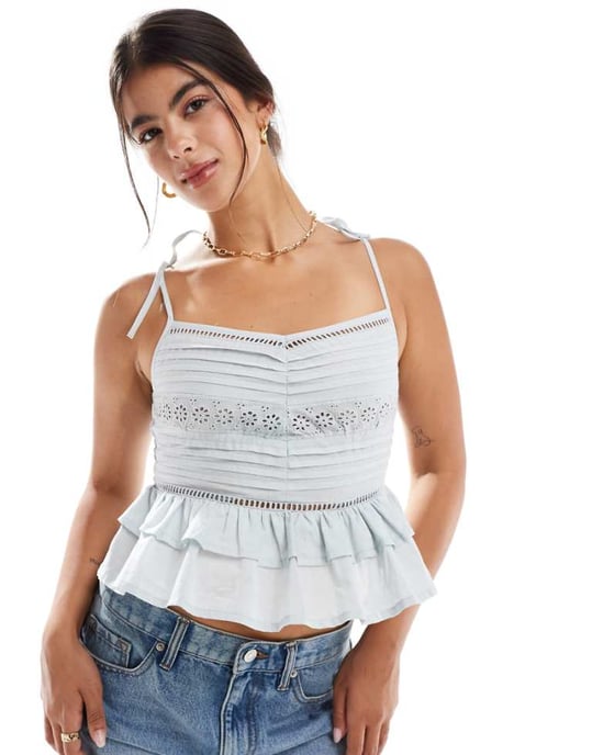 Miss Selfridge bomullsbroderad pintuck cami-top i blått - Image 1
