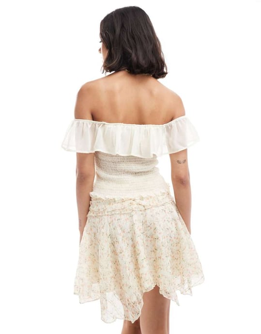 ASOS DESIGN chiffong rynkad volangtop i elfenben - Image 2