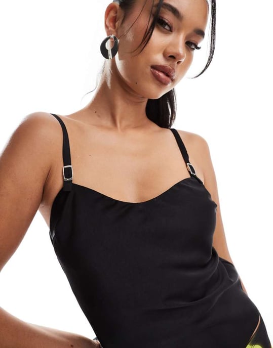 ASOS DESIGN satinlinne med remmdetalj i svart - Image 1