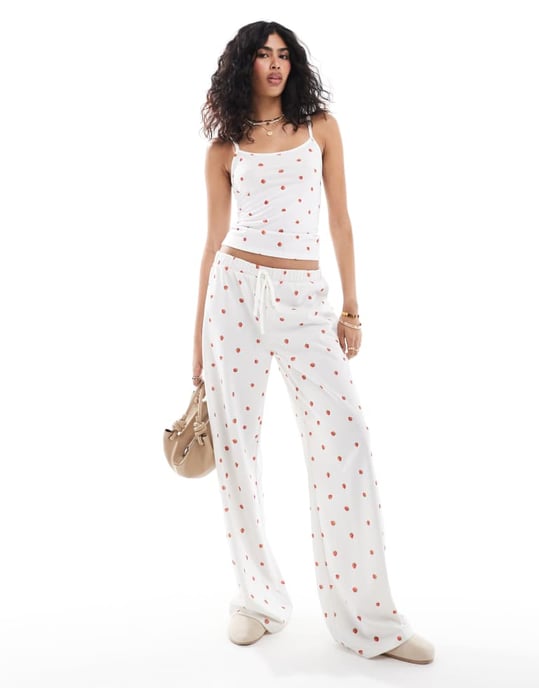 ASOS DESIGN jordgubbsprint co-ord cami top i vit - Image 2