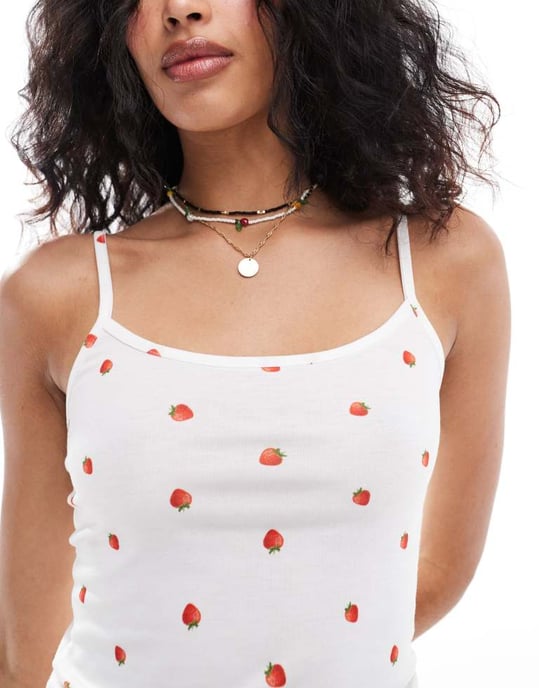 ASOS DESIGN jordgubbsprint co-ord cami top i vit - Image 4