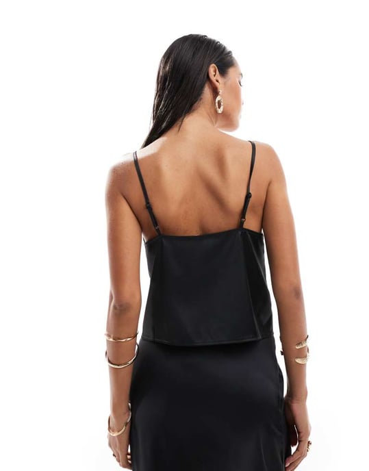 Miss Selfridge satinband knytfront top i svart - Image 3