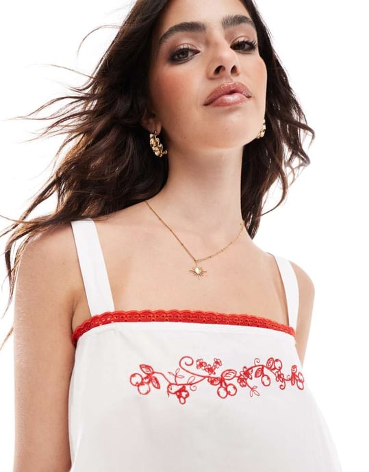 ASOS DESIGN poplin cami-top med körsbärsbroderi i vitt - Image 2