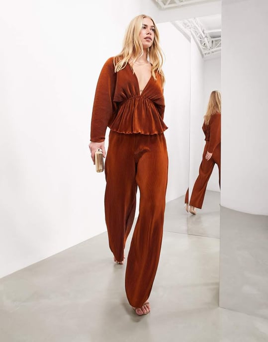 ASOS EDITION plisserad volymärms djup urringningstopp i rost - Image 2