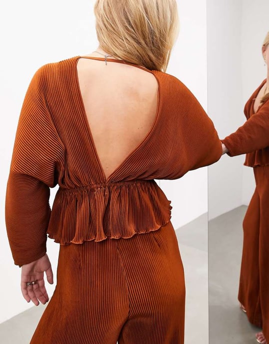 ASOS EDITION plisserad volymärms djup urringningstopp i rost - Image 4