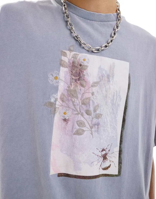 COLLUSION Unisex broderad blommig fotografisk tryck t-shirt i tvättad grå - Image 2
