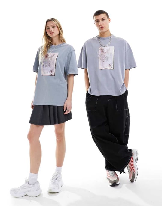 COLLUSION Unisex broderad blommig fotografisk tryck t-shirt i tvättad grå - Image 3