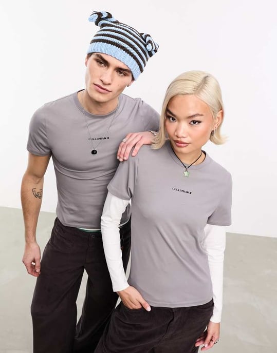 COLLUSION Unisex slim fit logotyp t-shirt i grått - Image 3