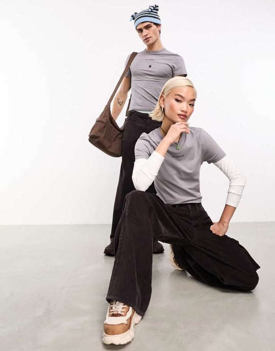 COLLUSION Unisex slim fit logotyp t-shirt i grått - Image 4