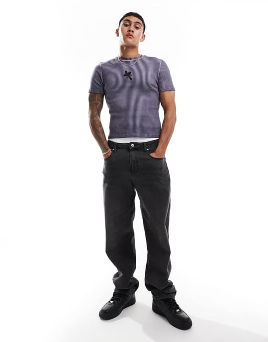 ASOS DESIGN muskelpassform t-shirt i gråtvättad ribbat med broderi över bröstet - Image 3