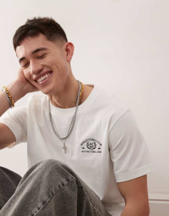 Veckodag boxig passform oversized t-shirt med fantasifull fussballgrafik i off-white - Image 2