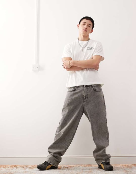 Veckodag boxig passform oversized t-shirt med fantasifull fussballgrafik i off-white - Image 3