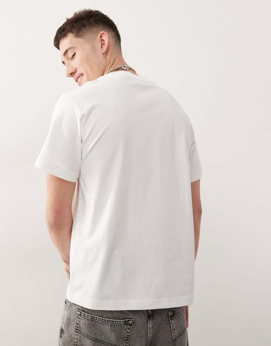 Veckodag boxig passform oversized t-shirt med fantasifull fussballgrafik i off-white - Image 4