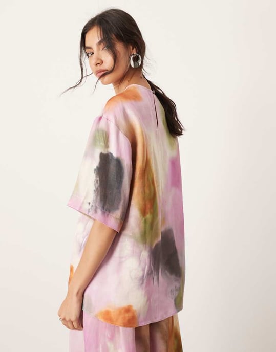 ASOS EDITION satinblus med kort ärm i djärv akvarelltryck - Image 4