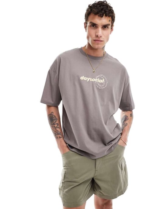 ASOS DESIGN oversized t-shirt i brunt med abstrakta flerfärgade tryck - Image 3