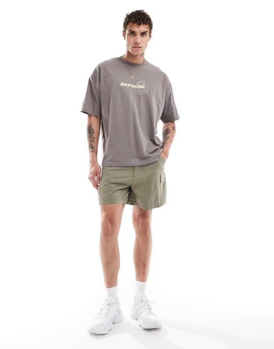 ASOS DESIGN oversized t-shirt i brunt med abstrakta flerfärgade tryck - Image 4