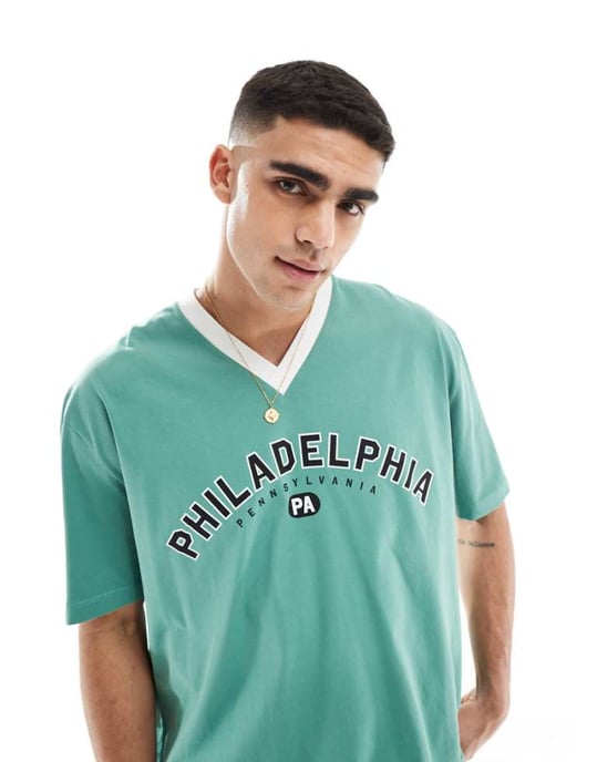 ASOS DESIGN oversized t-shirt med v-ringning i grönt med Philadelphia-print - Image 1