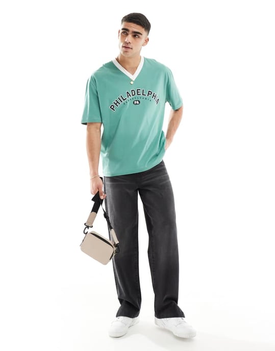ASOS DESIGN oversized t-shirt med v-ringning i grönt med Philadelphia-print - Image 2