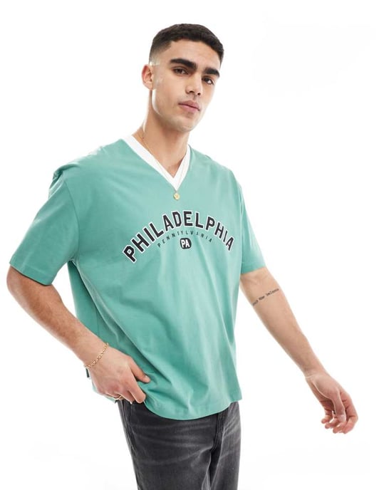 ASOS DESIGN oversized t-shirt med v-ringning i grönt med Philadelphia-print - Image 4