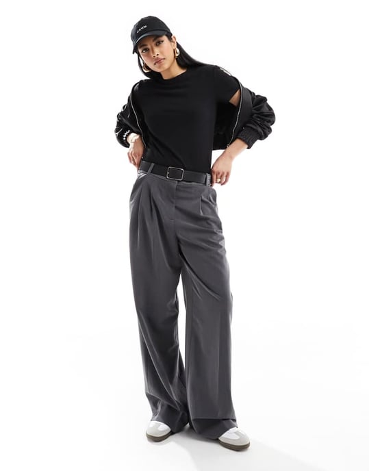 Weekday Frida 90-tals passform t-shirt i svart - Image 3