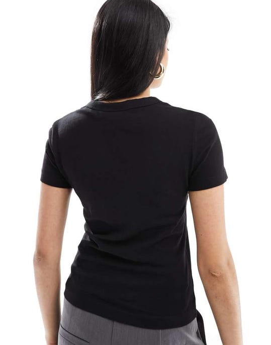 Weekday Frida 90-tals passform t-shirt i svart - Image 4