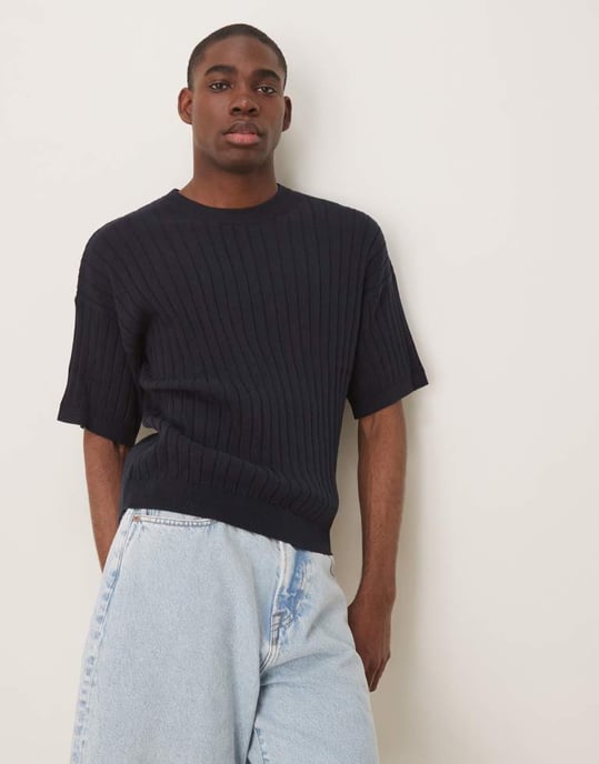 ASOS DESIGN avslappnad stickad rib t-shirt i marinblå - Image 3