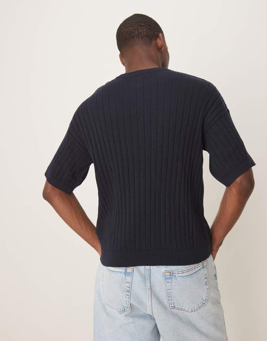 ASOS DESIGN avslappnad stickad rib t-shirt i marinblå - Image 4