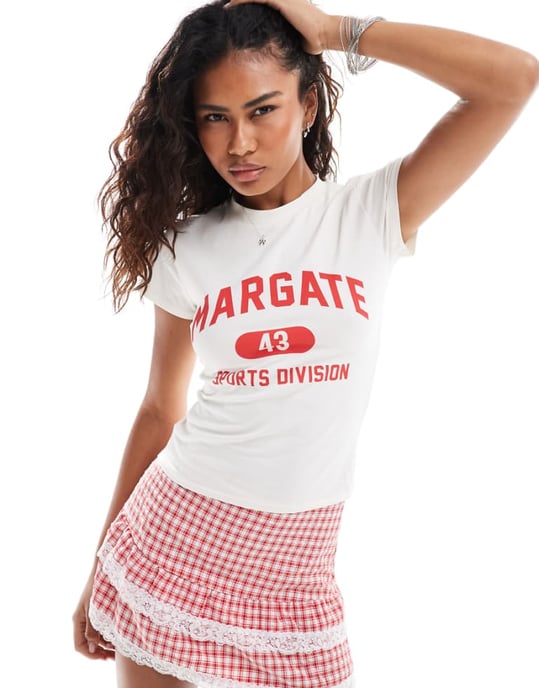 COLLUSION minskad åtsittande t-shirt med retro Margate-grafik - Image 1