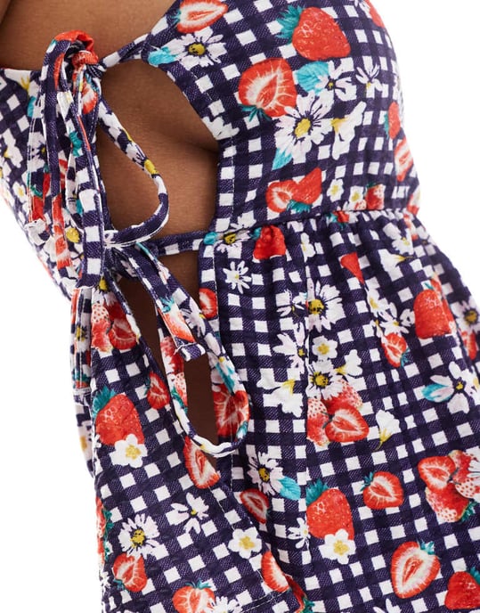 ASOS DESIGN hängslelinne i samordnat set med jordgubbsgingham-mönster - Image 2