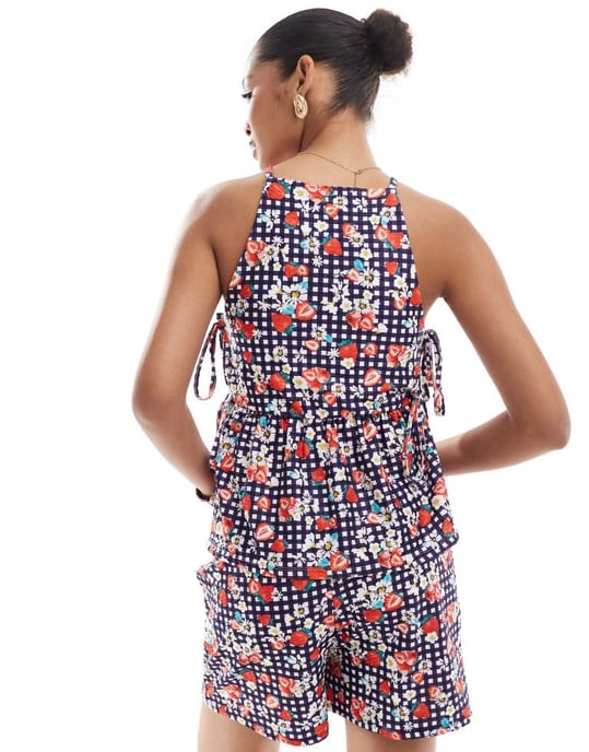 ASOS DESIGN hängslelinne i samordnat set med jordgubbsgingham-mönster - Image 3