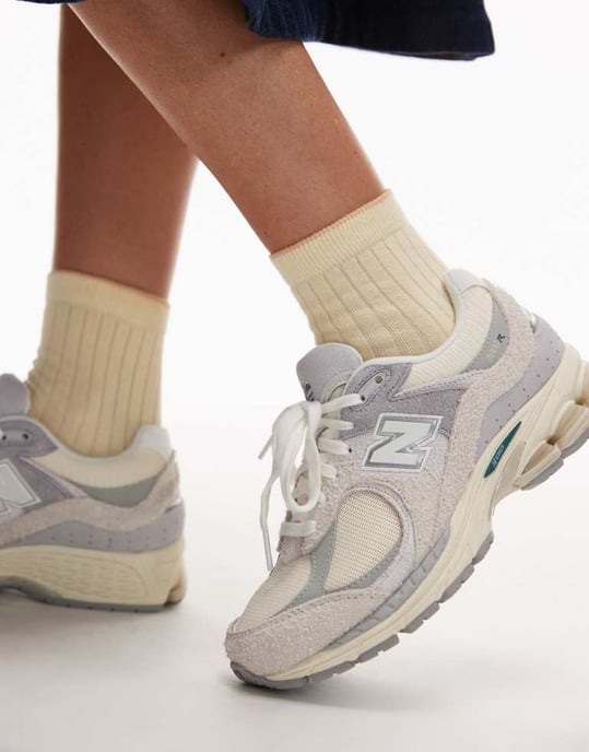 New Balance 2002 trainers in off white and grey - Image 3