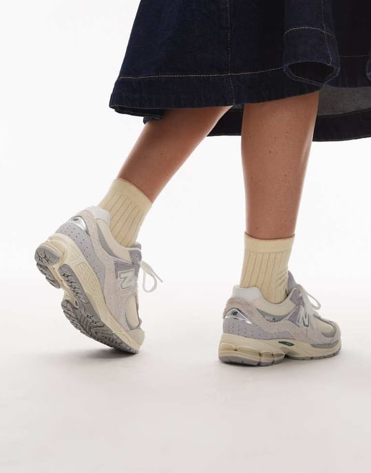 New Balance 2002 trainers in off white and grey - Image 4