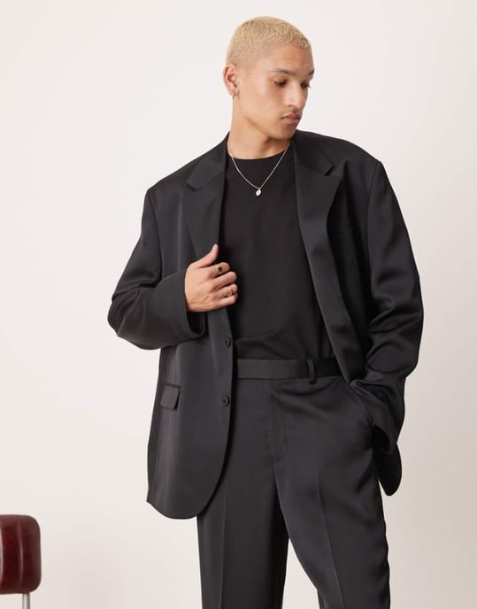 ASOS DESIGN avslappnad oversized kostymjacka i svart satin - Image 1
