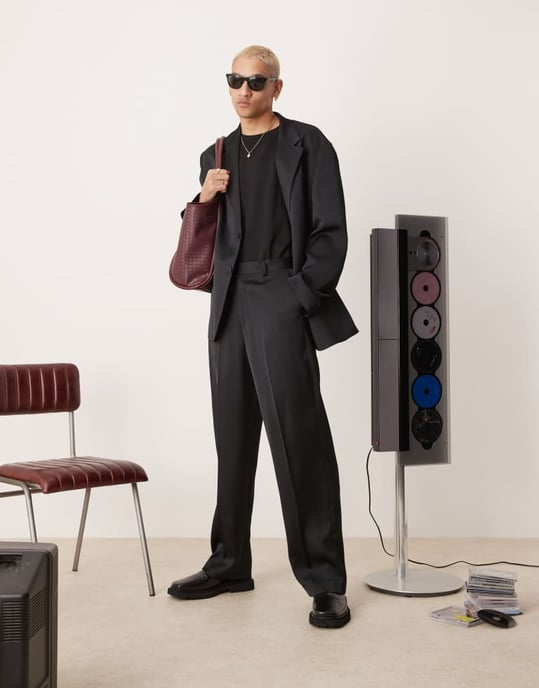 ASOS DESIGN avslappnad oversized kostymjacka i svart satin - Image 2