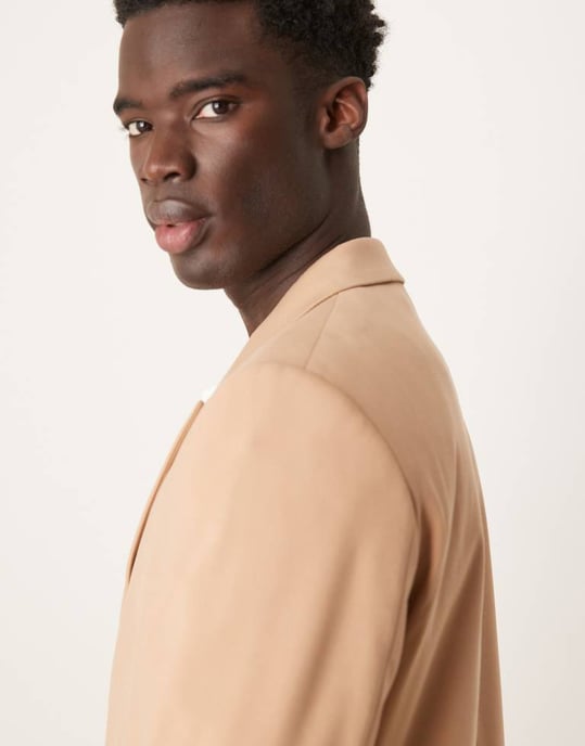 ASOS DESIGN dubbelknäppt avslappnad kostymjacka i kamelfärg - Image 2