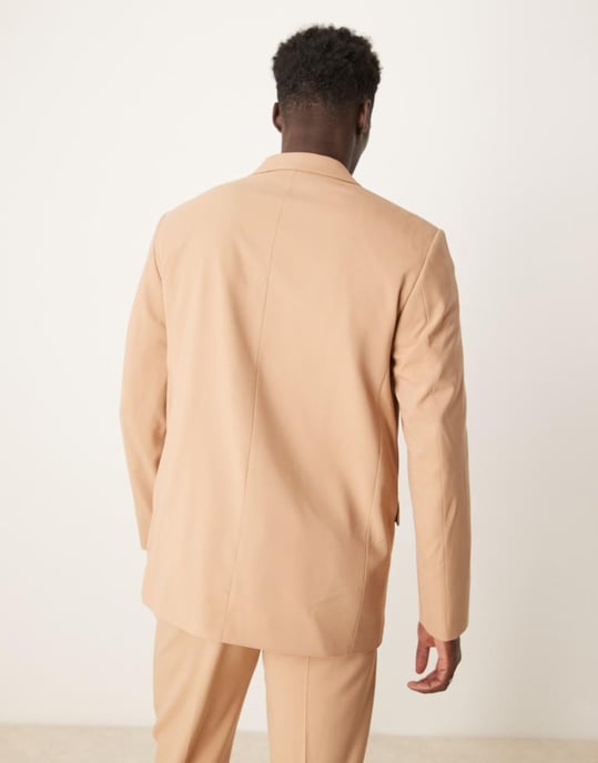ASOS DESIGN dubbelknäppt avslappnad kostymjacka i kamelfärg - Image 4