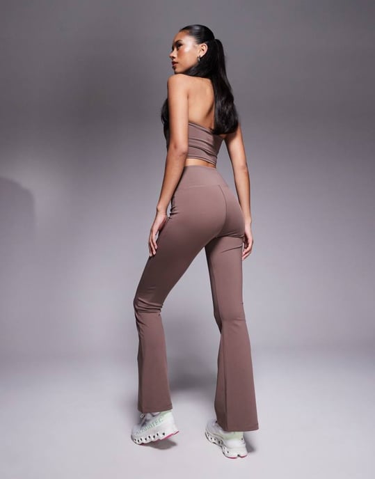 4505 Slim kick active legging in taupe - Image 2