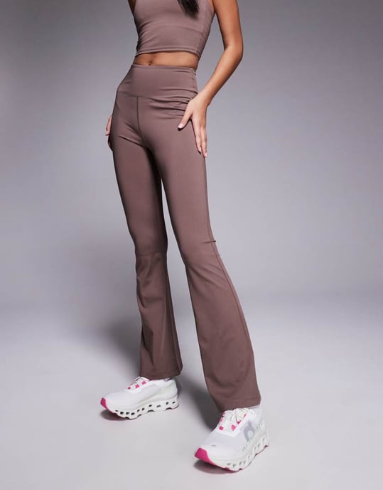 4505 Slim kick active legging in taupe - Image 4