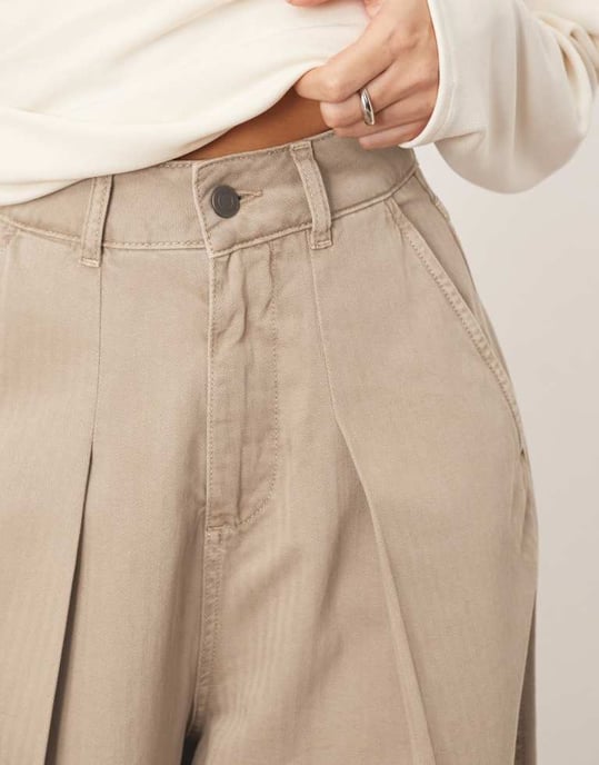 ARRANGE Remi casual twill barrel trouser in mocha - Image 3