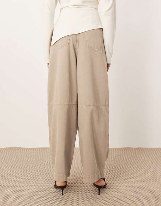 ARRANGE Remi casual twill barrel trouser in mocha - Image 4