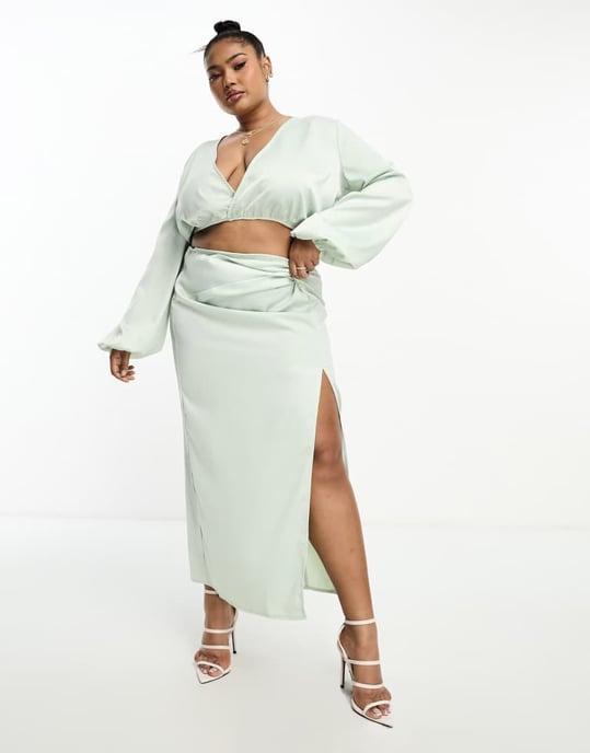 In The Style Plus exklusiv satin twist front volymärmsblus co-ord i ljusgrön - Image 2