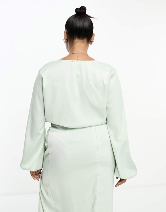 In The Style Plus exklusiv satin twist front volymärmsblus co-ord i ljusgrön - Image 3