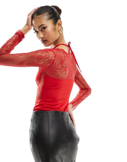 ASOS DESIGN spetsinsats korsett bodysuit med shruggleverans i rött - Image 4
