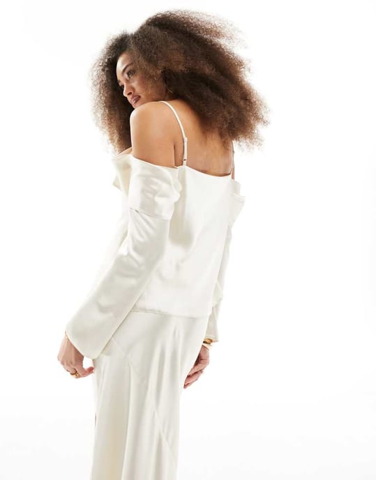ASOS DESIGN satin topp med kall axel i elfenben - Image 2