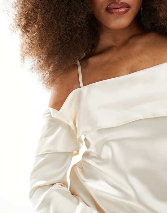 ASOS DESIGN satin topp med kall axel i elfenben - Image 4