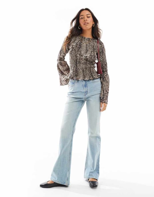 ASOS DESIGN poplin topp med rynkade ängelärmar i leopardmönster - Image 3