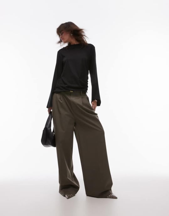 & Other Stories jersey avslappnad topp med asymmetrisk sidofrill i svart - Image 2
