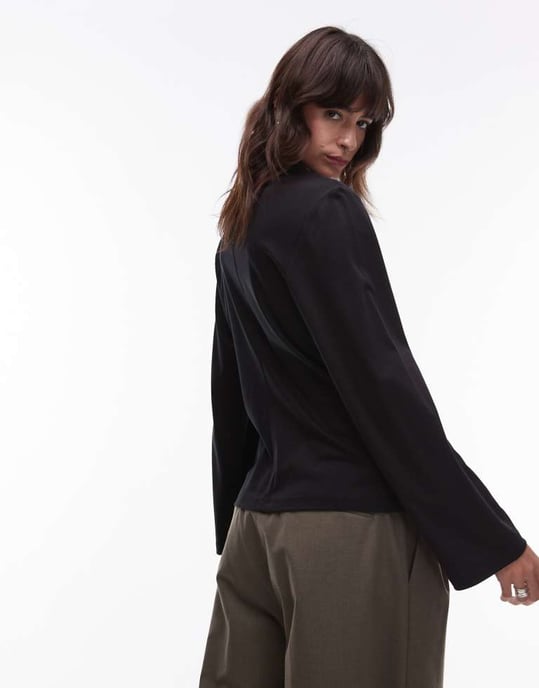 & Other Stories jersey avslappnad topp med asymmetrisk sidofrill i svart - Image 4