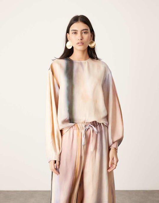 ASOS EDITION satin långärmad topp i suddig rand - Image 1